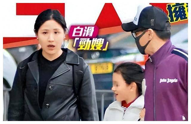 64岁何家劲乐龄结婚,娇妻貌美气质佳,"自谦老婆不漂亮"!