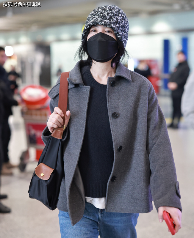 王菲与谢霆锋亮相机场:一起坐摆渡车,手挽手交头接耳好甜蜜!