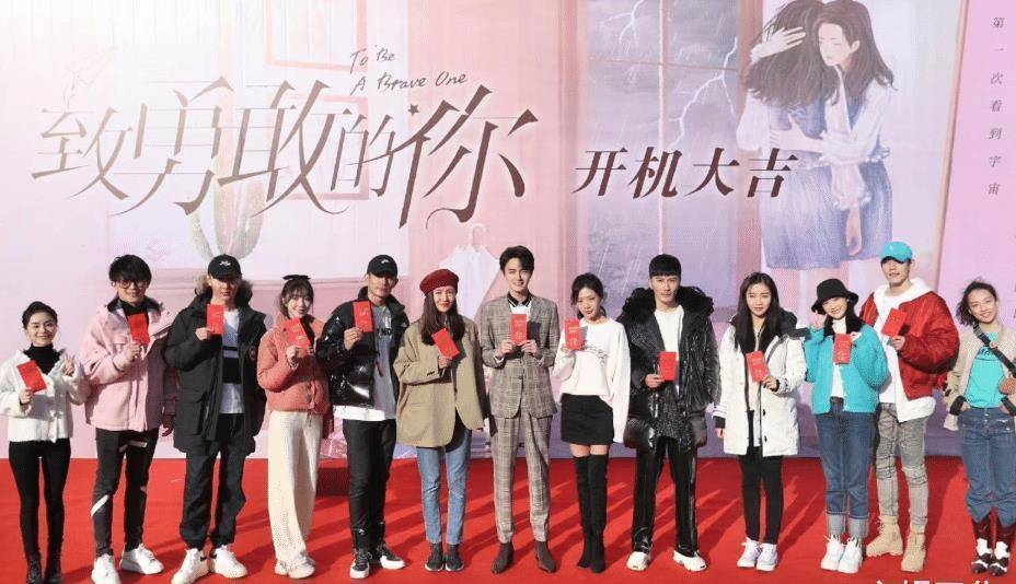 剧开机,男女主两人相差12岁,cp感要溢出屏幕_邓家佳_影视剧_官鸿啦