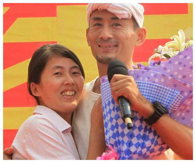 草根歌手阿宝,早已不再"装疯卖傻",笑话走红背后真相!_形象_故事_生活