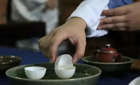 探秘中国茶道:茶桌上的礼仪之道_客人_茶叶_感觉