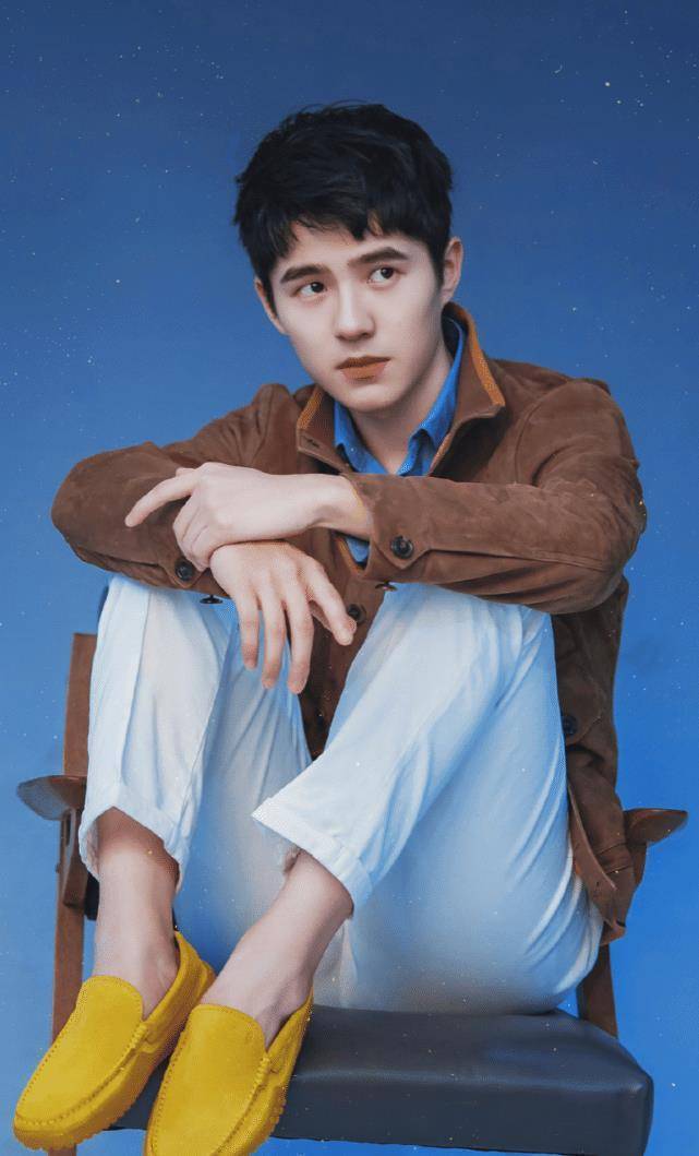 "国民弟弟"刘昊然,现身机场演绎清爽工装造型,满满少年感_衬衫_白色