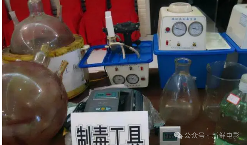 他对外宣称自己在生产一种名叫洋葱晶的保健品,而实际上,他在赛岐镇