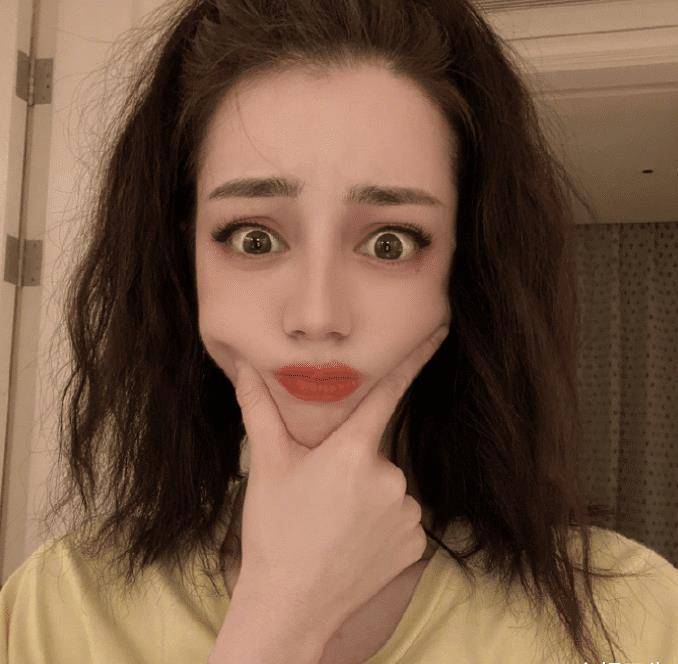 迪丽热巴晒自拍庆节日,土味贴纸也挡不住美貌,但这鼻梁认真的?