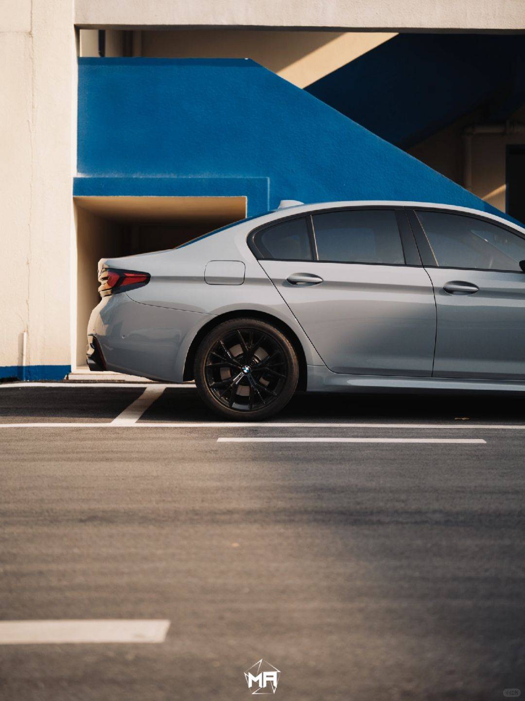 宝马530i矩阵改色膜北极灰,浑身散发着极地般的冷峻气息_搜狐汽车