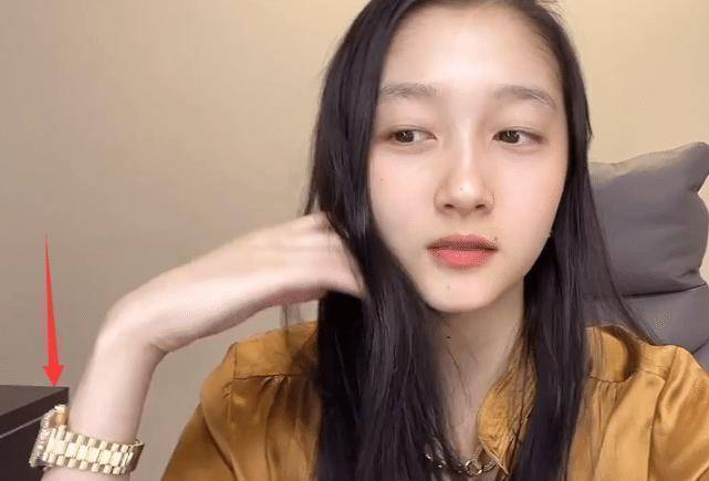 关晓彤把原相机当镜子,后期忘记ps,手和脸"肤色差"藏不住了_时候_化妆