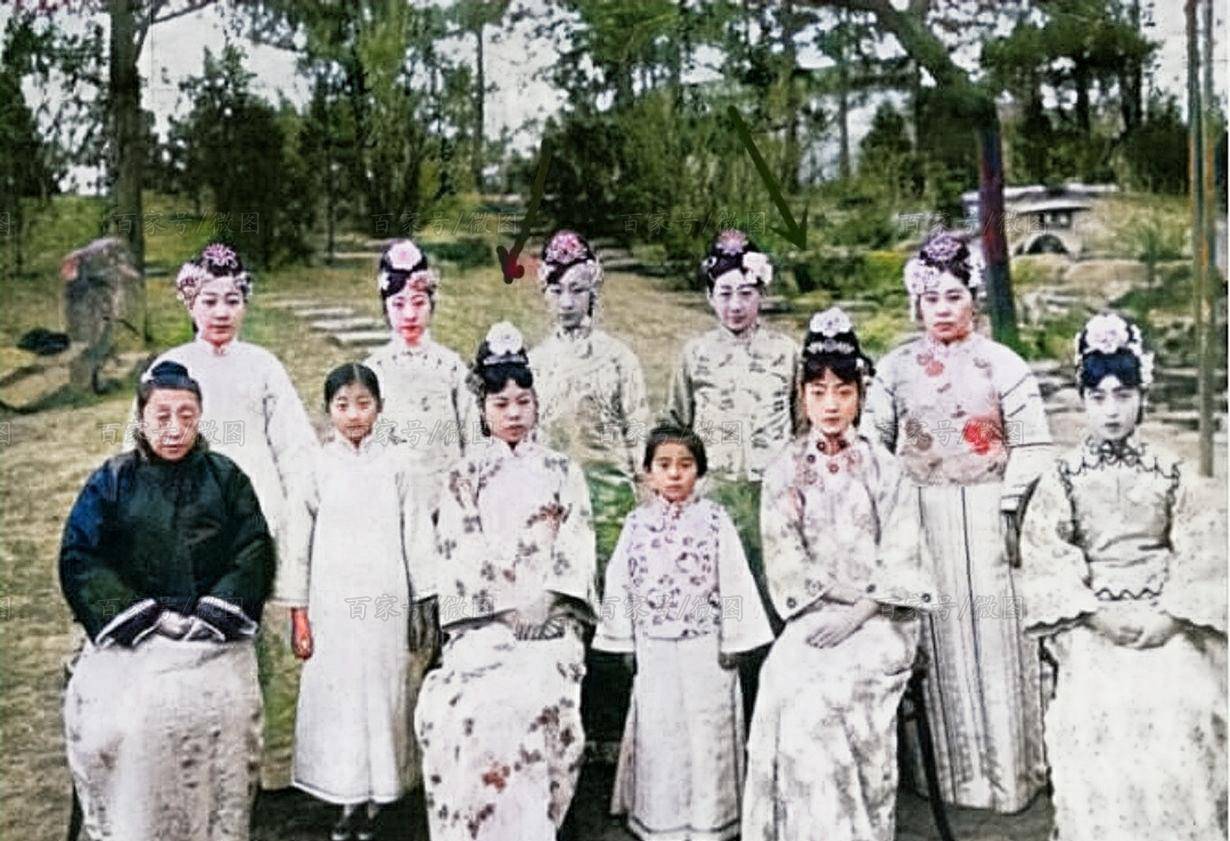 左边的是16岁的文绣,其她几位都是溥仪的妹妹与亲戚