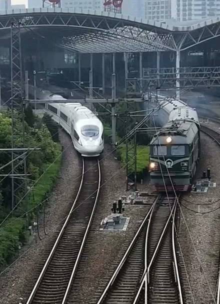 高铁与绿皮火车_中国_带着_网友