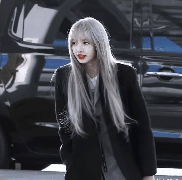 lisa摆脱"铁刘海",露额头美出新高度,难怪蔡徐坤特别照顾她_时候_齐