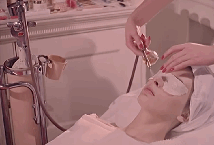 为了证明"世界上没有丑女人",她在20世纪发动了一