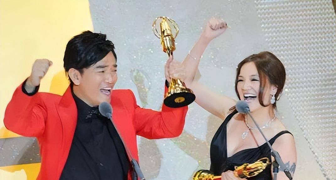 43岁的阿雅:嫁活佛生女,花10年圆梦,成周迅密友,让大小s羡慕_小时候