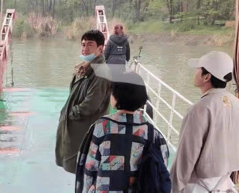 那么在路透照的时候就可以看到嘉宾们都是有去一起买菜的,这就是节目