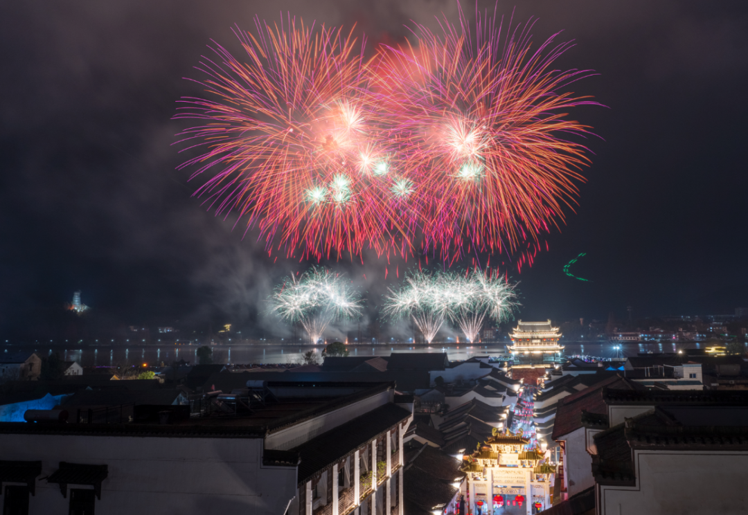 江上烟火攒作锦,一城看似夜明珠.