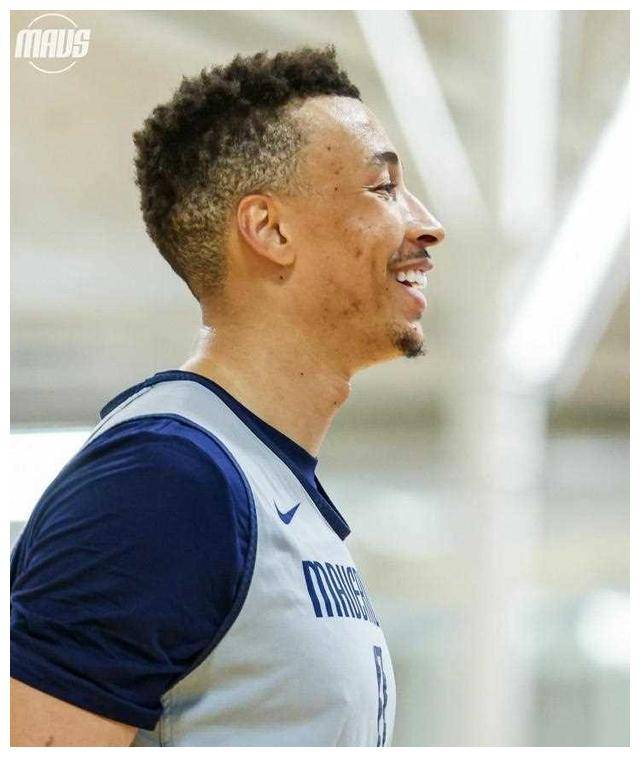 东契奇在训练中展示强壮肱二头肌!力量,自信,实力!_比赛_球迷_独行侠