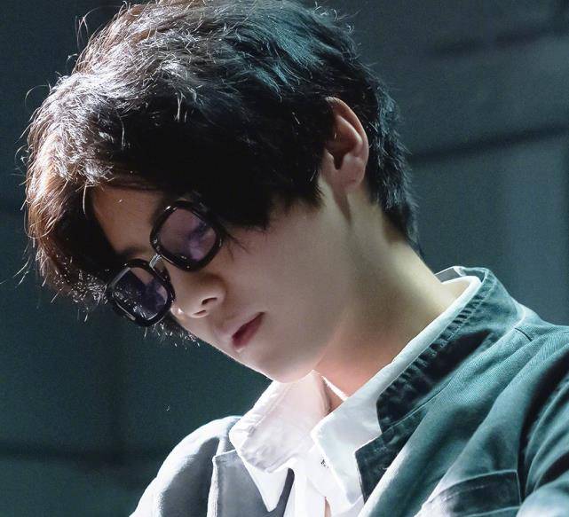 鹿晗被小男粉跟拍,双方互动太搞笑了,粉丝也没法生气全笑喷_肖枫_小