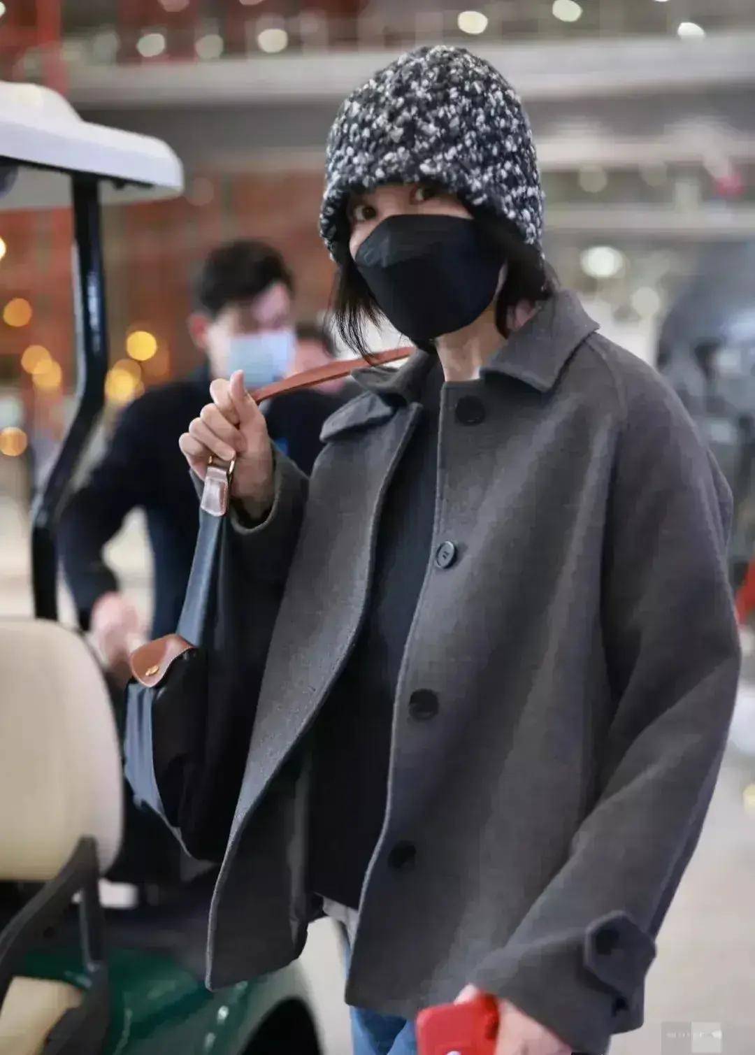 度假回国,两人同框如姐弟,一个眼神引发网友热议_真爱_休闲_李亚鹏