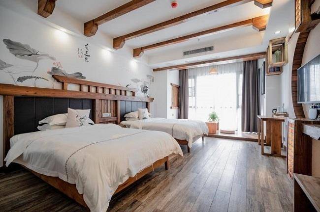 住宿和用车都很紧俏,建议你张家界凤凰古城5日游多少钱提前和小芬确定