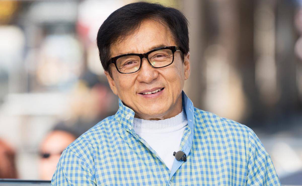 早在2004年,成龙便将儿子的名字改姓"房",当时还