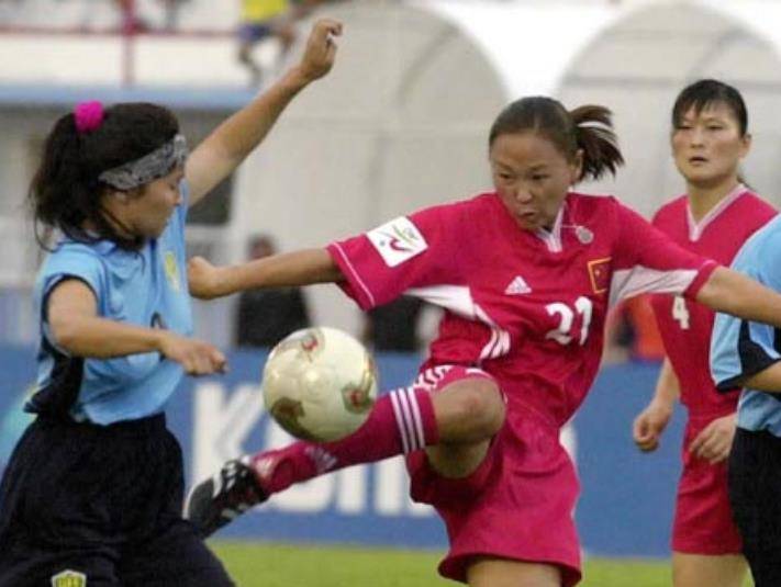 中国女足健将滕巍:赛场上脱衣庆祝,如今将足球带进山