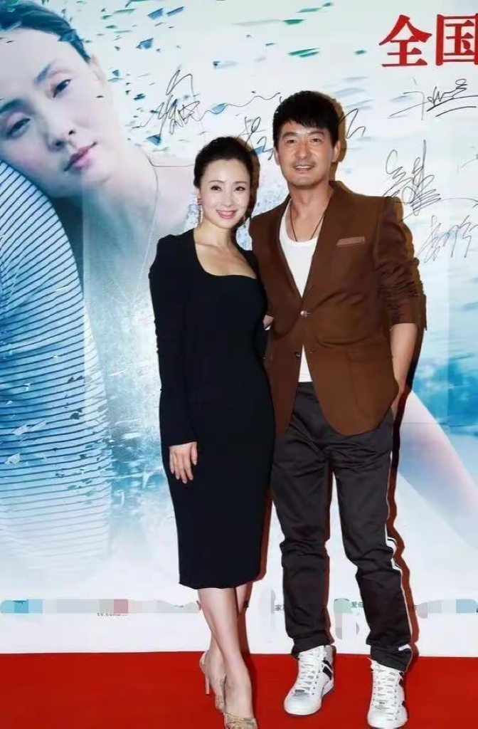 年轻时的陶虹真疯狂,穿"无痕裙"被郭晓东搂腰抱,不怕徐峥吃醋_形象