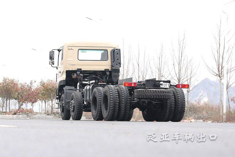 东风八驱8x8四桥450马力360升大油箱越野卡车底盘