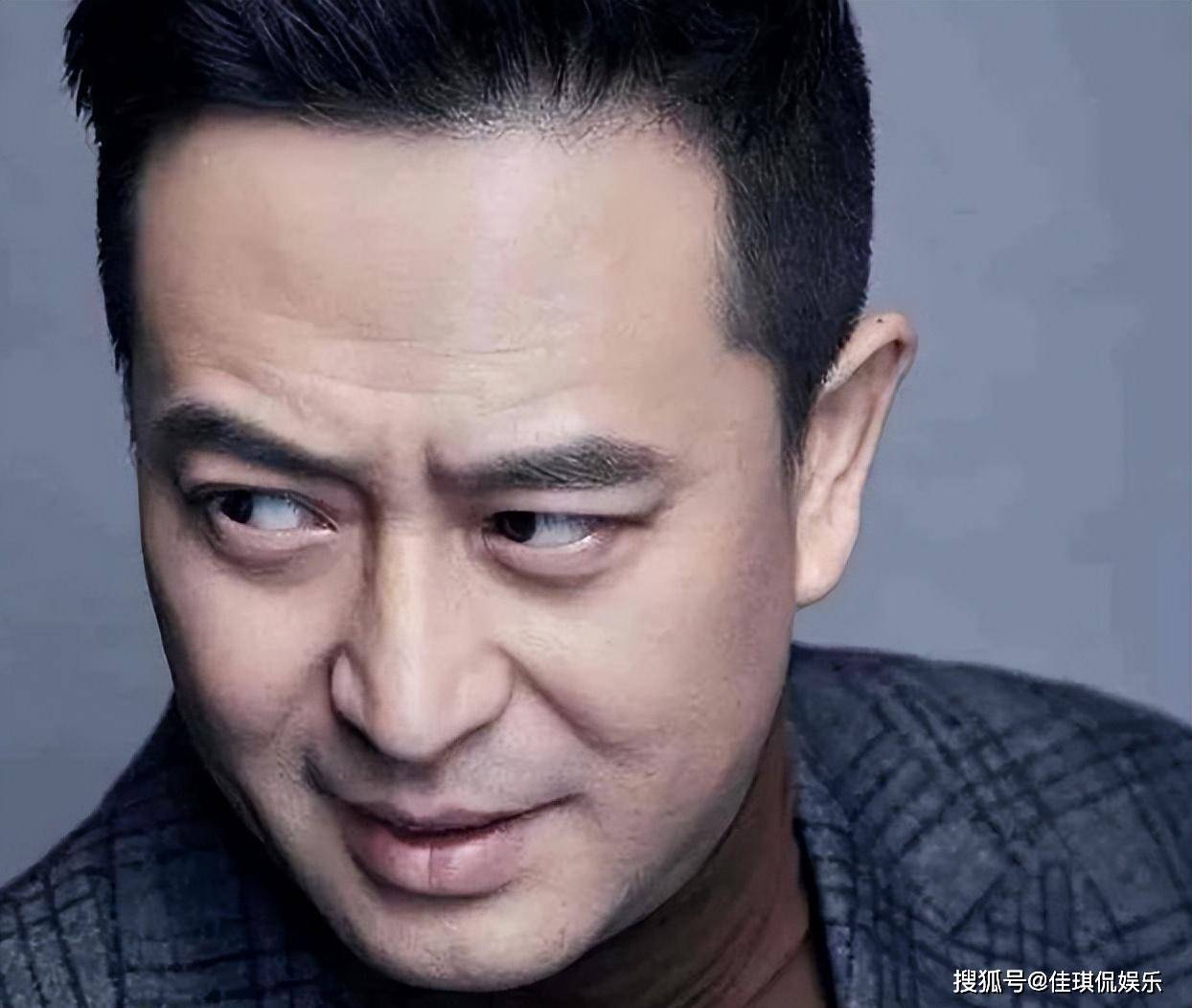 张嘉译最新照片曝光,头发斑白,弓腰驼背,病痛让他须倚人搀扶!