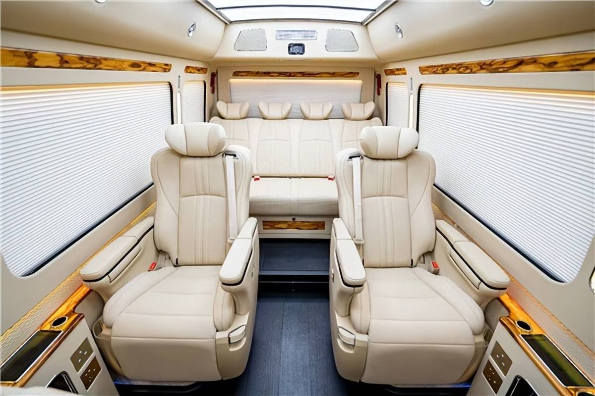 无论是商务会议,接待客户还是企业团队出行丰田考斯特商务车都能满足