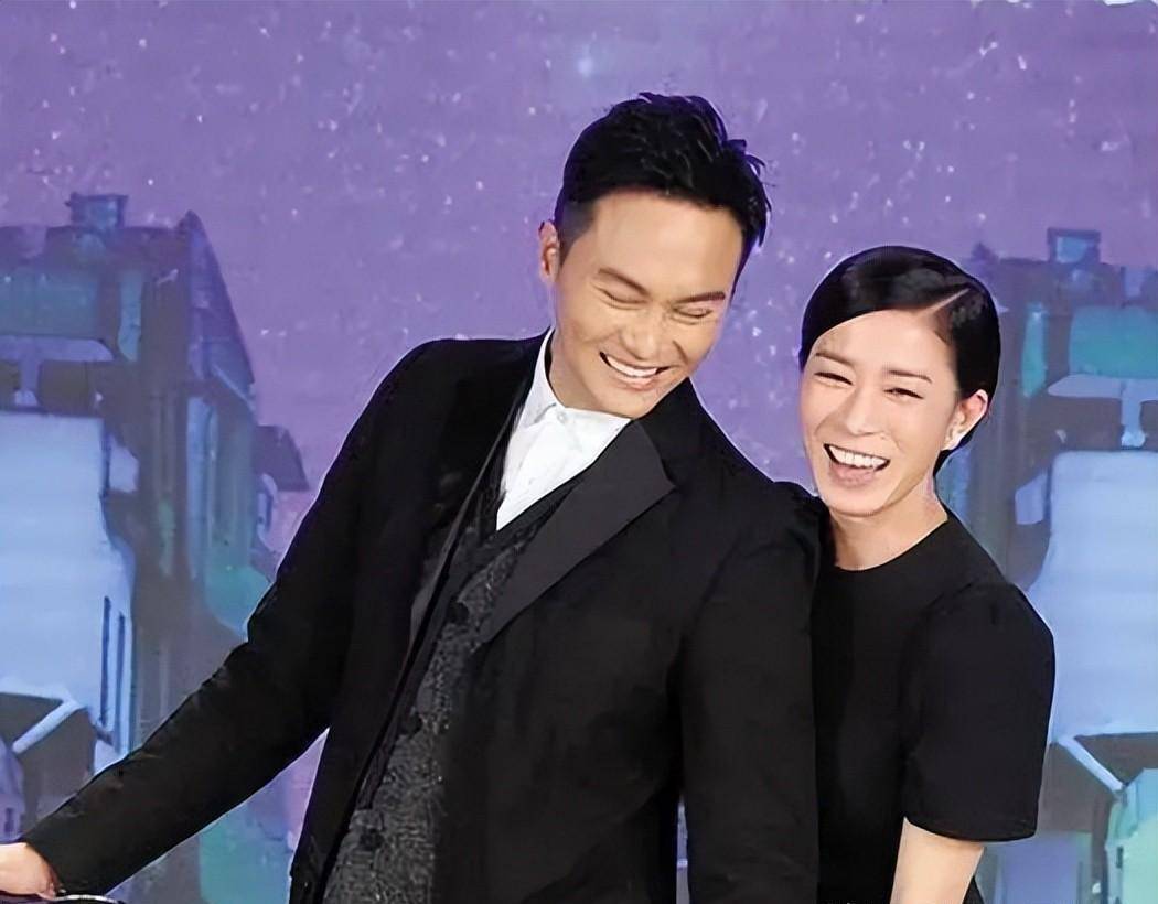 与佘诗曼绯闻不断,却转身娶了刚跟富商分手的袁咏仪,张智霖怎样了