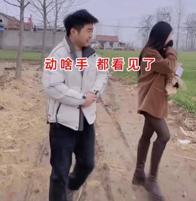 "另一些人则调侃道:"男子汉大丈夫,居然让女孩子冻成这样,还不赶紧把