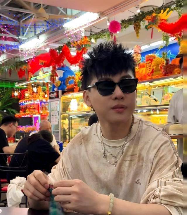 胡彦斌深夜吃大排档,被质疑整容!惊呆网友!