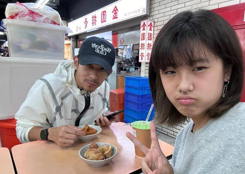 贾静雯47岁前夫孙志浩罕见露面,满头白发和女儿梧桐妹送祝福_家庭