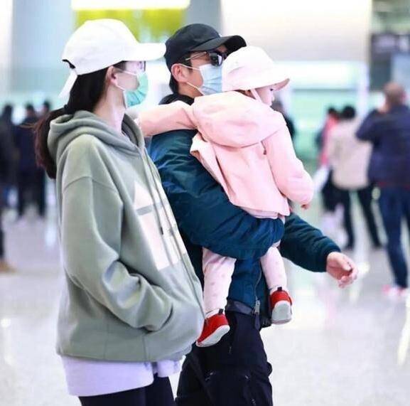 郑恺一家三口现身机场:女儿小脸超可爱,和苗苗穿配套情侣鞋_镜头_媒体