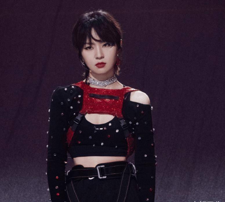 周笔畅她是专业的歌声那就更加不用说了,她一开口唱歌的时候,不管是