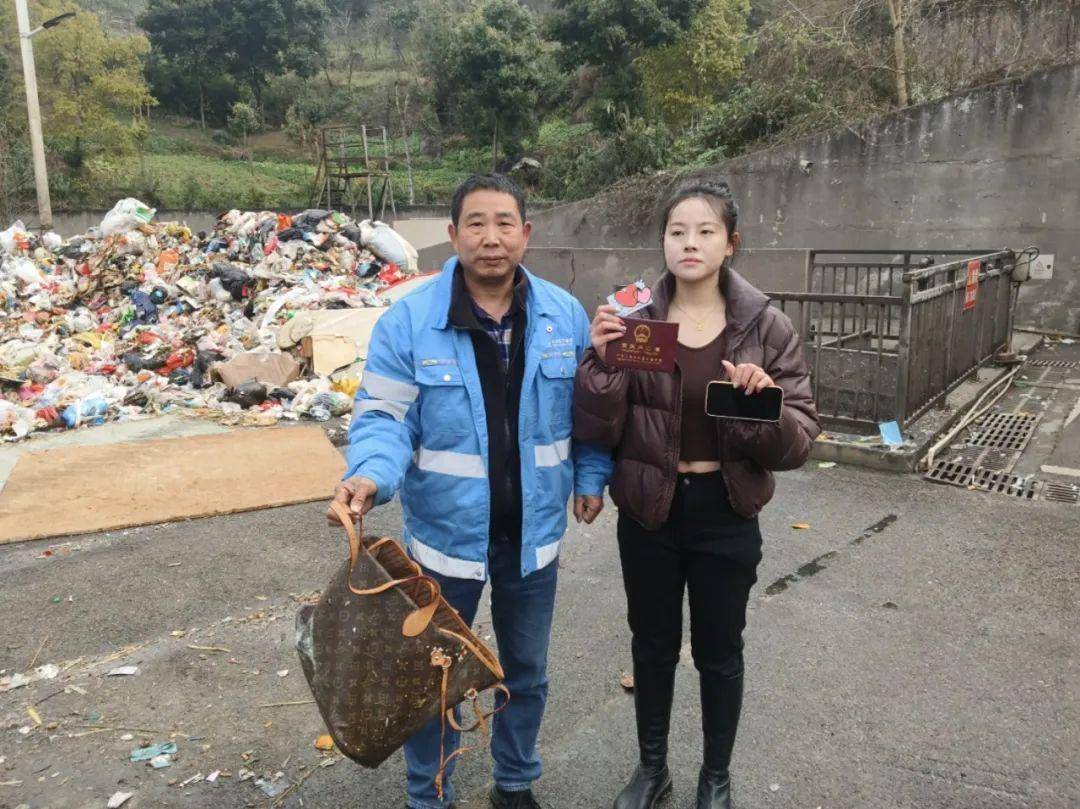 达州市民大意丢挎包 环卫人"大海捞针"帮寻回_女士_垃圾_京环