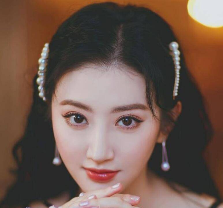 景甜晒素颜照被赞"自带滤镜",分享的精华火了,网友:用很久了_皮肤