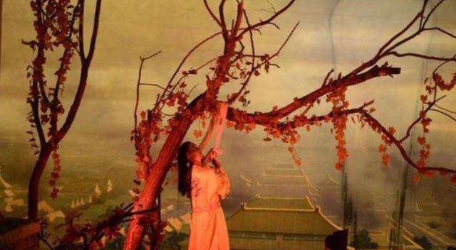 吊死崇祯的槐树,为何被铁链拴200年?还被掰走树枝,扒下树皮?