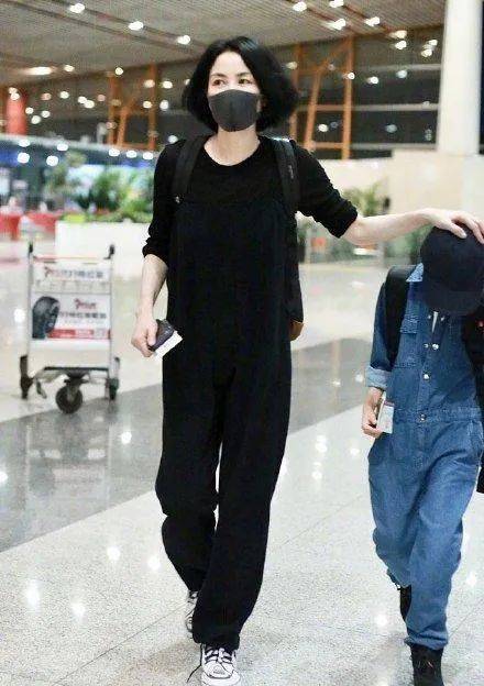 54岁王菲和43岁谢霆锋同框暴露真实身高,王菲打扮洋气不输年轻人