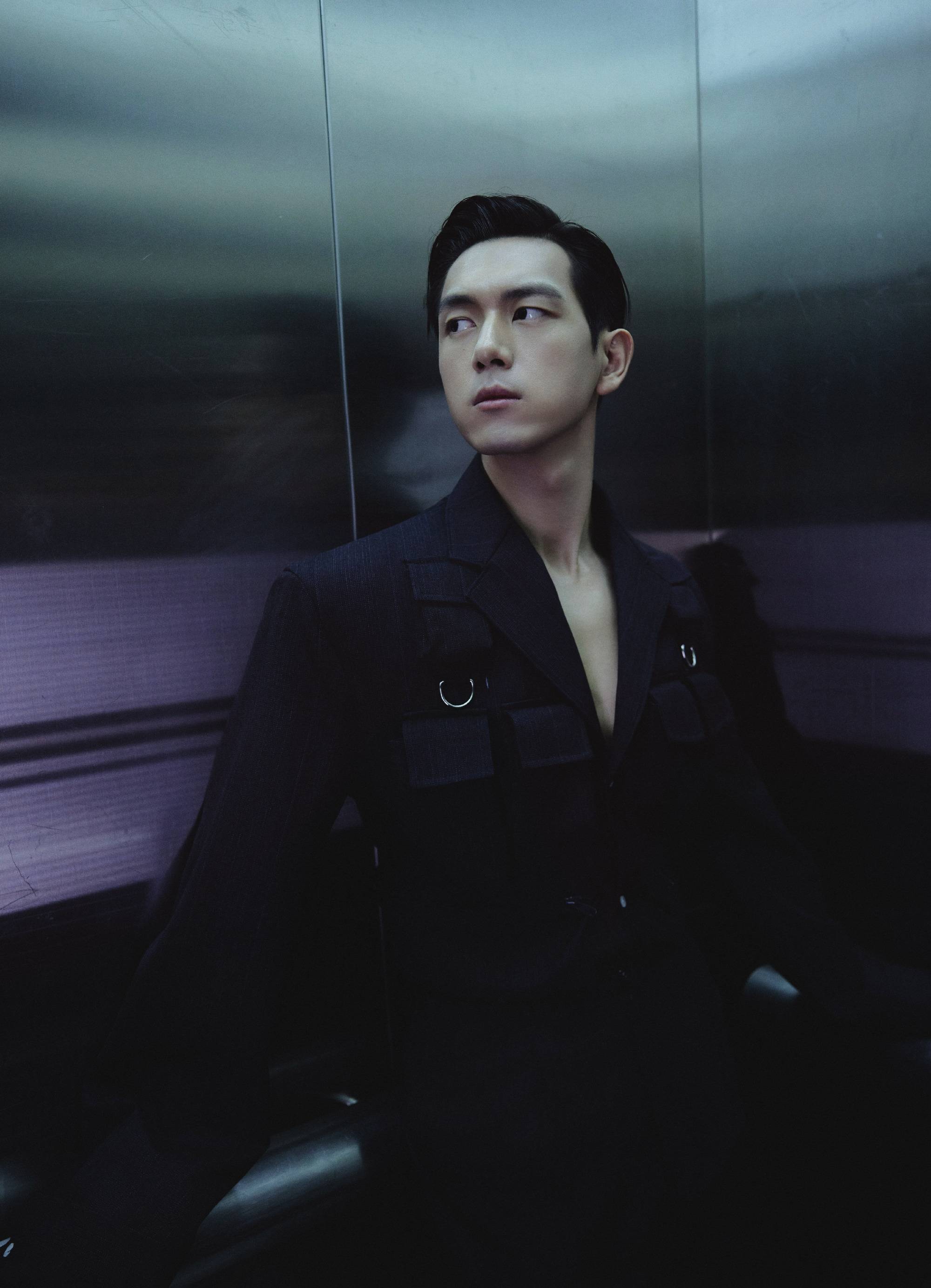 杨天真称李现长一张男一号的脸,李现的脸骨,五官,身材概括分析_网友