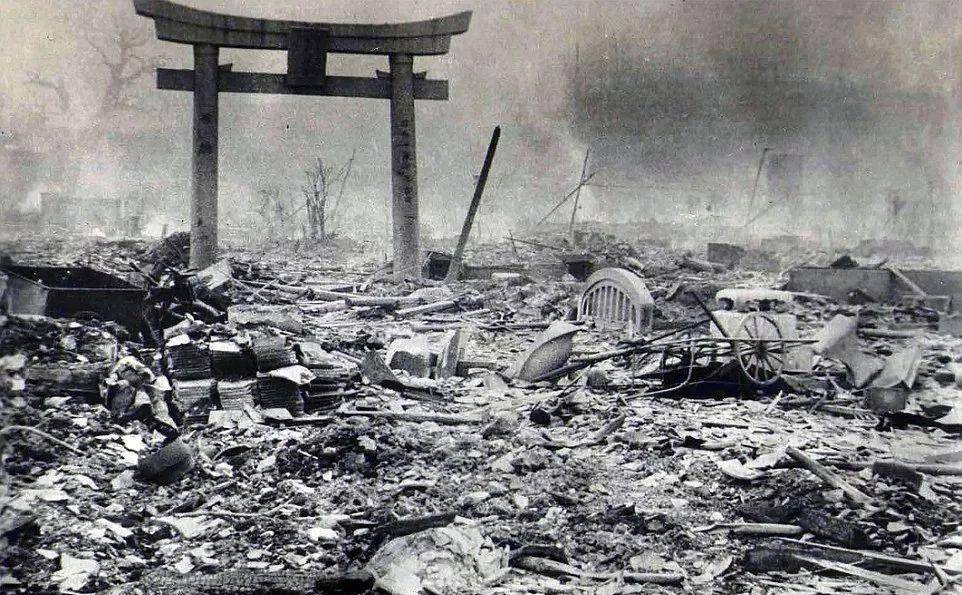 原子弹爆炸后,那个背"亡弟"去火葬场的小男孩,如今怎样了?