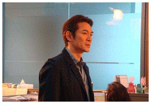 港星江华头巾造型示人,自曝地中海病因,近况曝光!_生活_选择了_态度