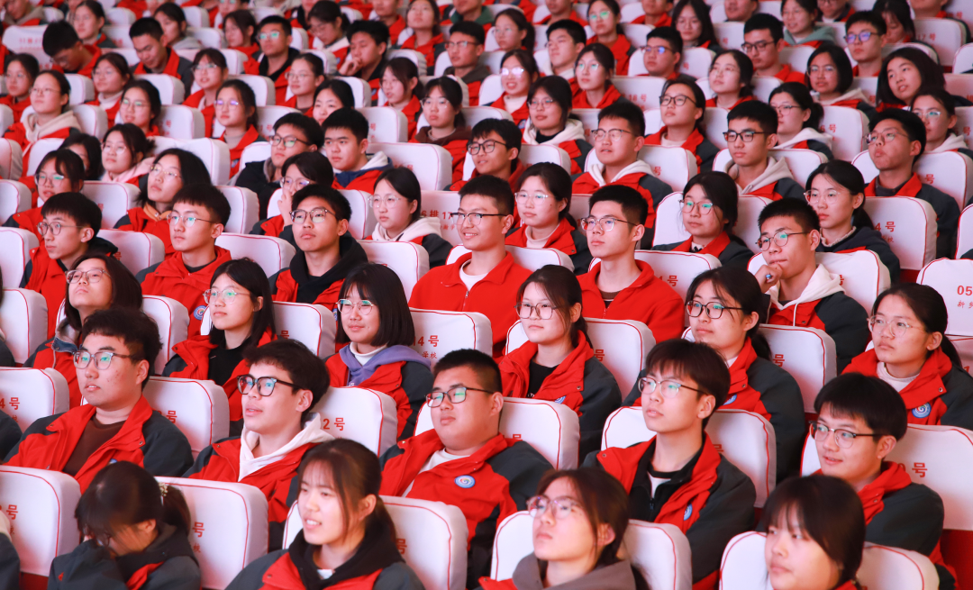 新乡市金瀚学校高中部优秀校友回访母校为学弟学妹作报告_生活_大学