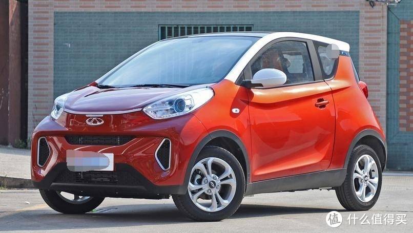 奇瑞eq1的外观设计充满时尚感和动感,仿佛是一位都市猎豹,准备随时