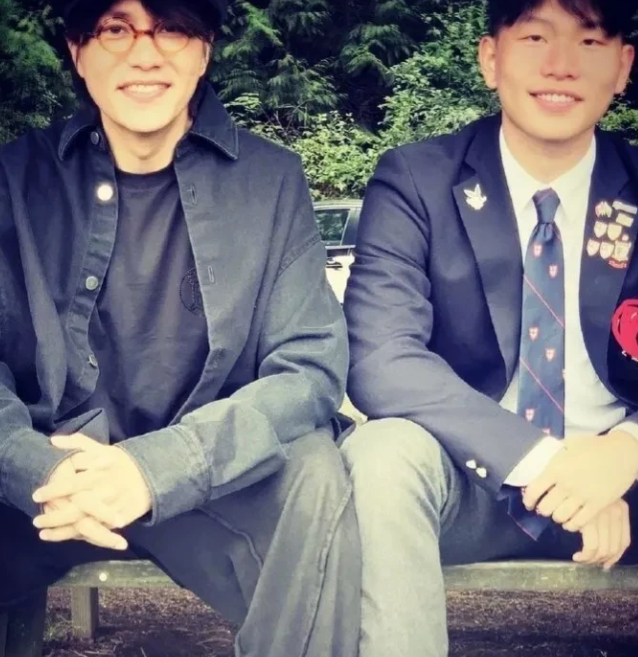 陈坤19岁儿子晒他与女生合照,疑似恋情曝光_陈尊佑_照片_什么