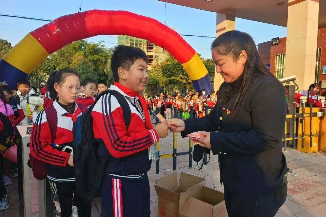 嵩陽二小時光恰好,春日相見,帶著欣喜,帶著祝福,嵩明縣黃龍山小學迎來