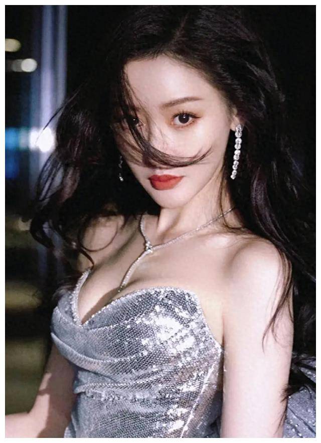 张天爱性感凹凸有致,深v勾引无数网友!谁能不被迷倒呢?