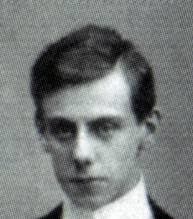 在1905年,18岁的卡纳里斯进入了德国基尔海军学院学