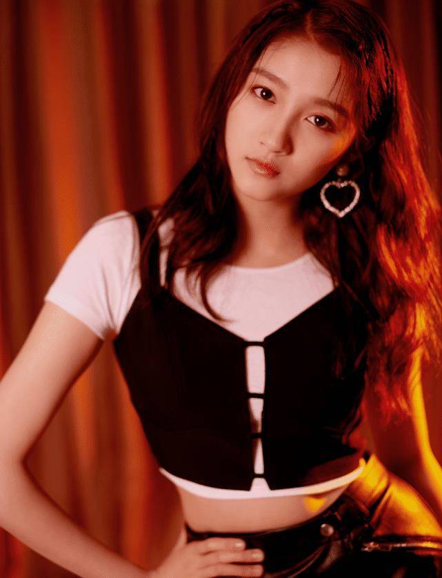 继杨颖之后,关晓彤也大胆模仿"内衣外穿",这次终于不土了_造型_少女