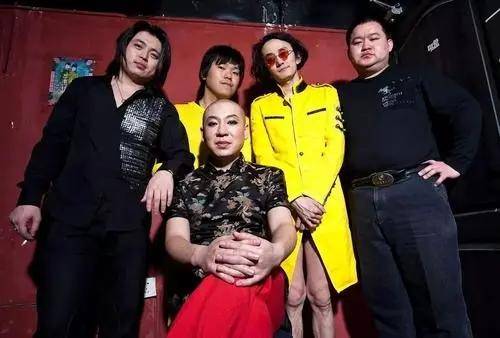 内地摇滚和官方音乐人除了少数几个,官方如韩红,腾格尔等,摇滚如许巍