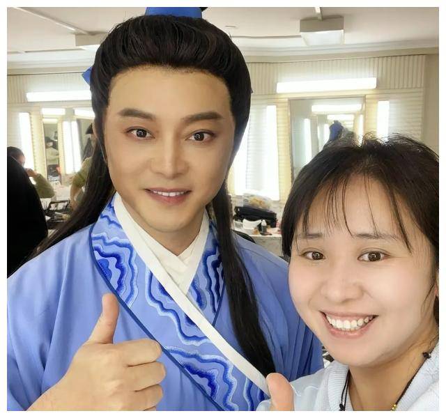 沙溢现场演唱,元宵节夜晚熠熠生辉,神秘故事即将揭晓!