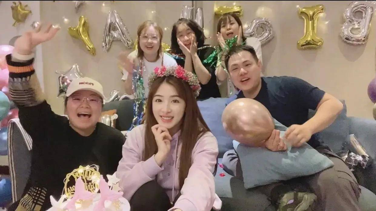 张含韵冰天雪地过32岁生日,曾被恶语中伤如今华丽蜕变破茧成蝶_女孩